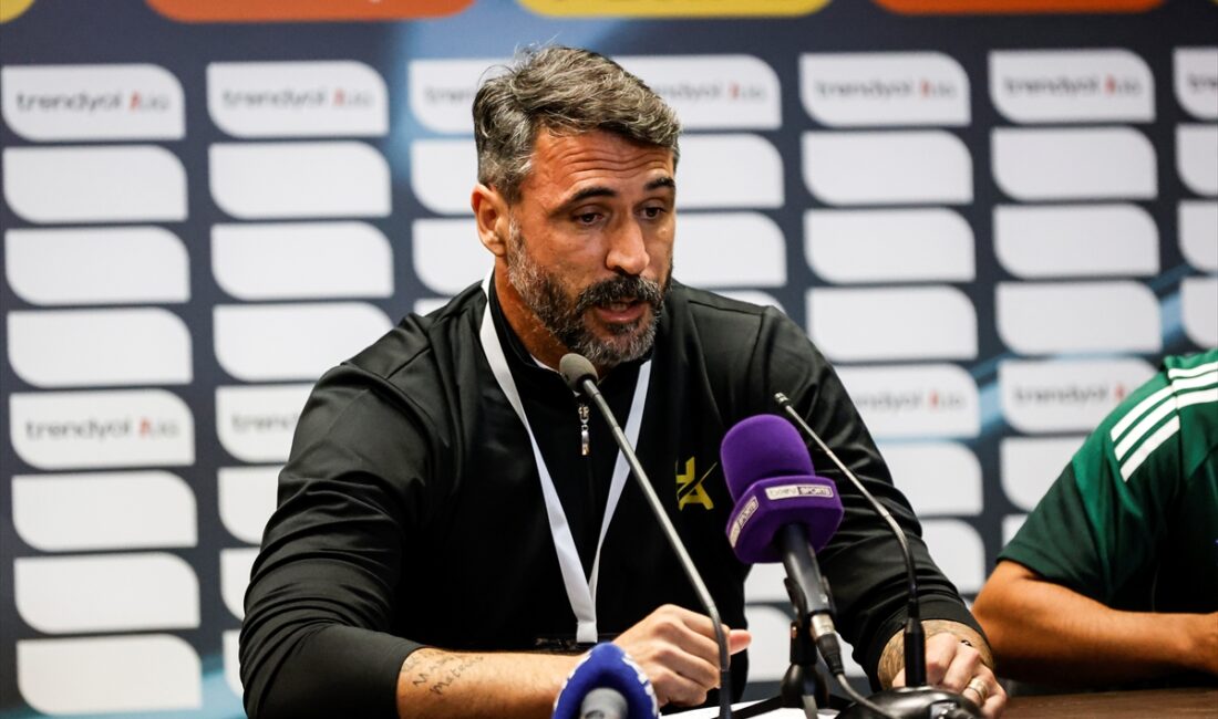 Hatayspor-Erzurumspor FK maçının ardından - Atakaş Hatayspor Teknik Direktörü Hugo Almeida:
- "Oyuncularımla gurur duyuyorum.