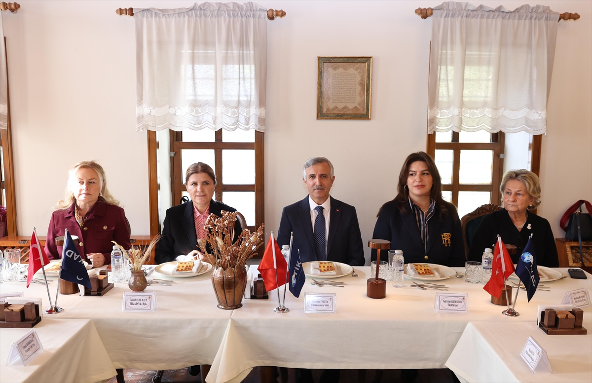 - TİKAD Yönetim Kurulu Başkanı Nilüfer Bulut:
- "Hayata Bağlayan İlmekler