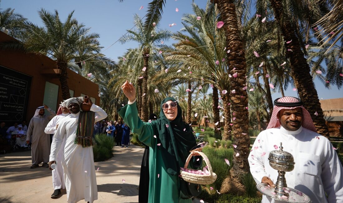 - Hazreti Muhammed'in hicret yolculuğunun izini süren bir grup Müslüman'ın