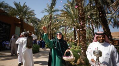 - Hazreti Muhammed'in hicret yolculuğunun izini süren bir grup Müslüman'ın