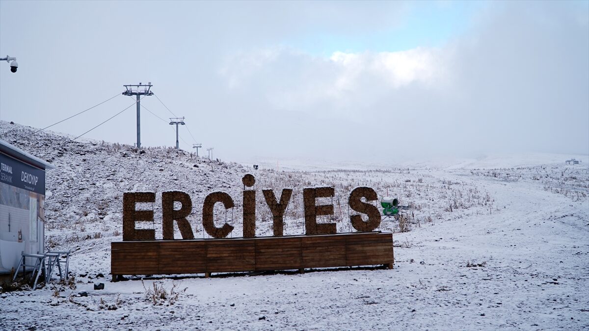 KAYSERİ (AA) – Türkiye'nin önemli kayak merkezlerinden Erciyes Dağı'nda kar