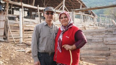 - Emine Çalık:
- "Sabah şalvarlıydık, dağa gidip koyunlara baktık. Şimdi