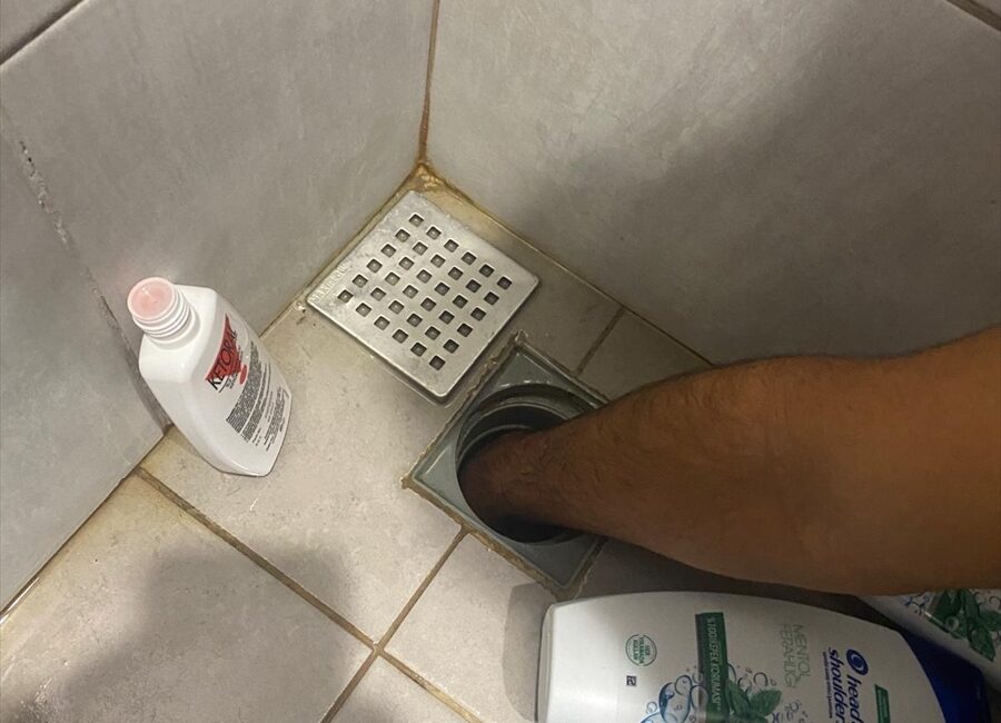 ISPARTA (AA) – Isparta’da eli banyo giderine sıkışan kişi, itfaiye