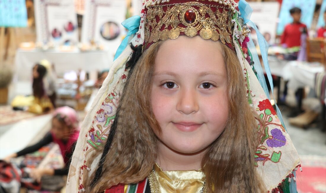 ISPARTA (AA) – Isparta'da, ilkokul öğrencilerince hazırlanan "Köklerden Geleceğe Kültürel