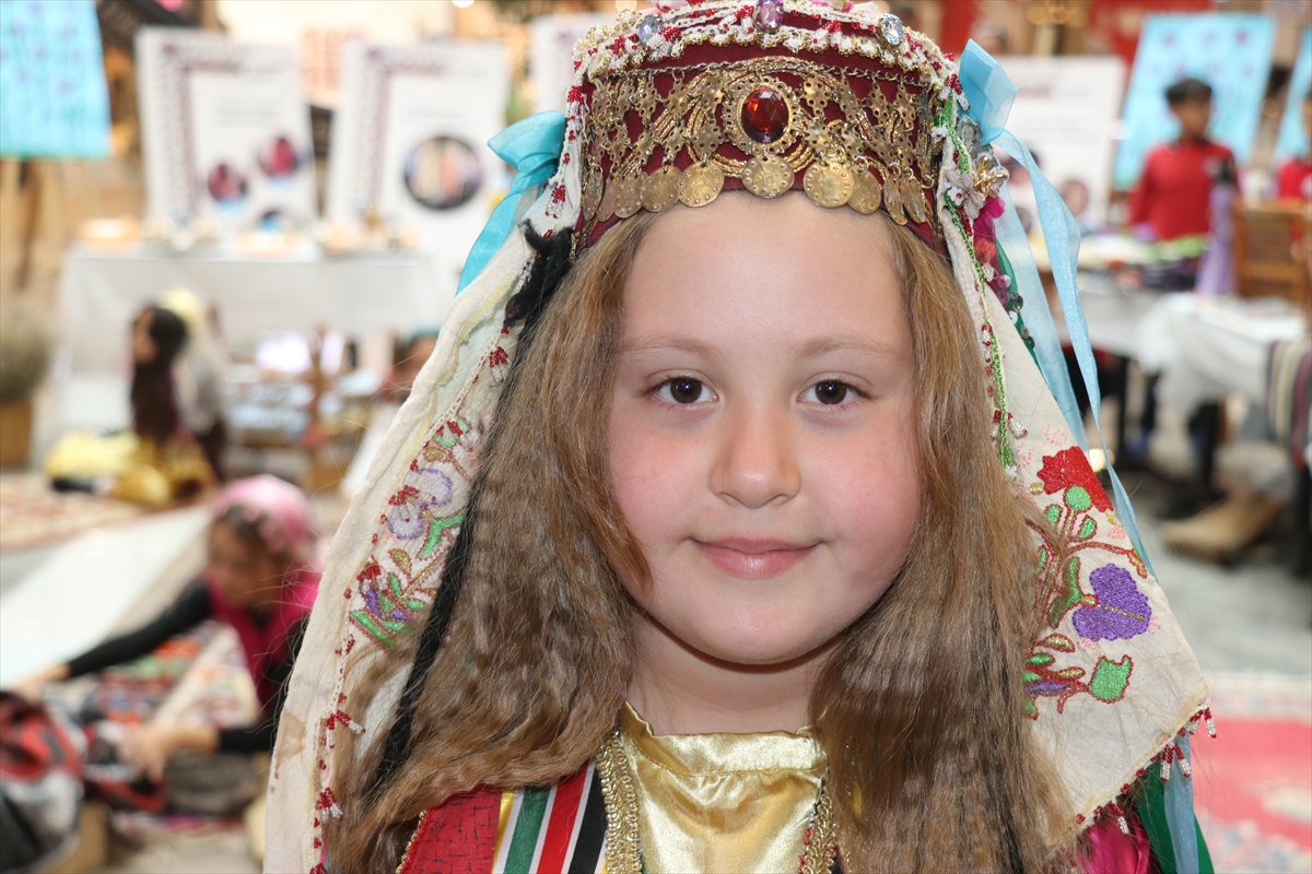 ISPARTA (AA) – Isparta'da, ilkokul öğrencilerince hazırlanan "Köklerden Geleceğe Kültürel