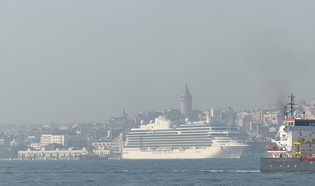 İSTANBUL (AA) – İstanbul'da etkili olan sis, özellikle Boğaz çevresinde