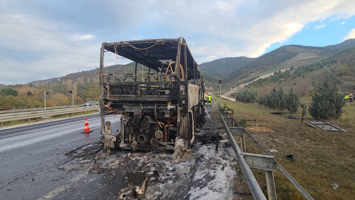 BURSA (AA) – İstanbul-İzmir Otoyolu'nun Bursa kesiminde geziye giden öğrencileri