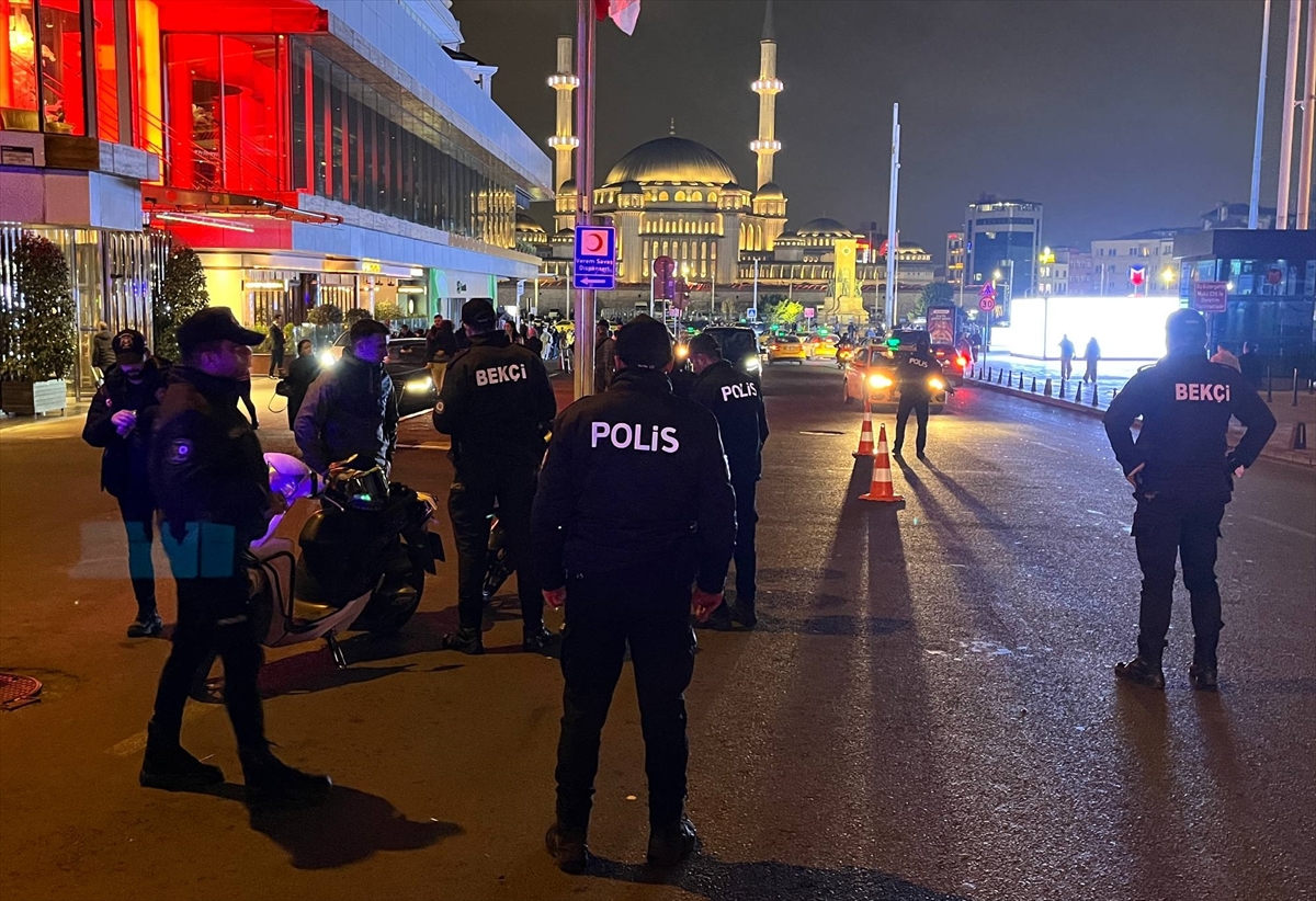 İSTANBUL (AA) – İstanbul genelinde asayişin sağlanması amacıyla polis ekipleri