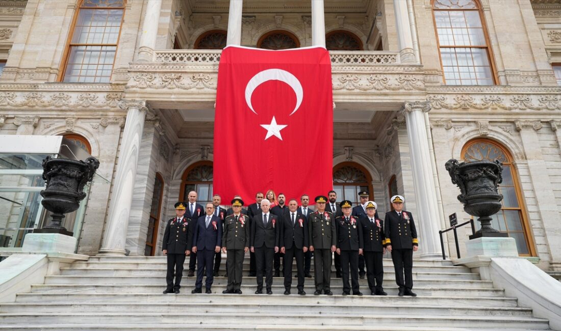 - Vali Gül ile beraberindekiler Türkiye Cumhuriyeti'nin kurucusu Büyük Önder