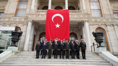 - Vali Gül ile beraberindekiler Türkiye Cumhuriyeti'nin kurucusu Büyük Önder