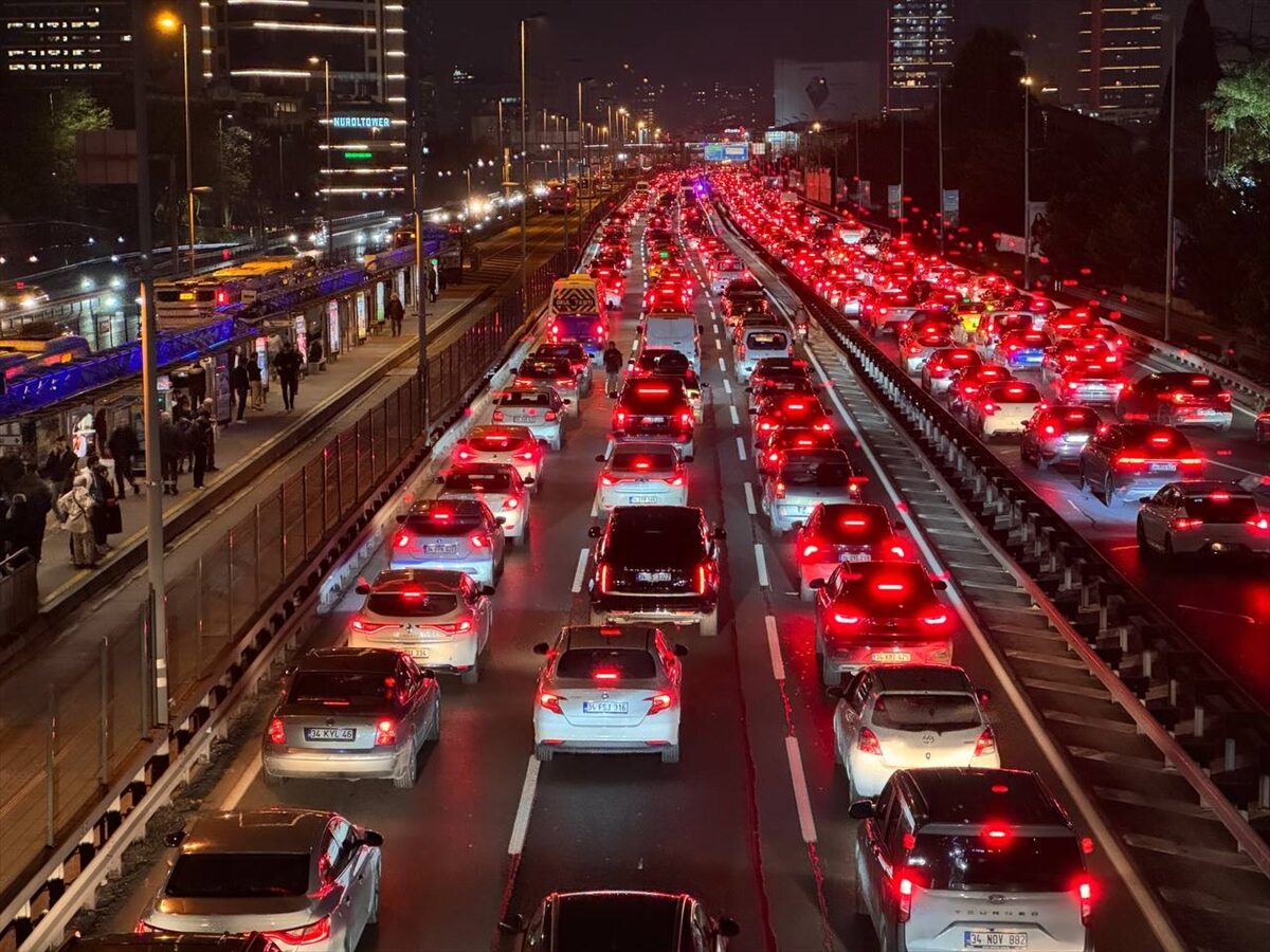 İSTANBUL (AA) – İstanbul'da, haftanın dördüncü iş gününde akşam saatlerinde