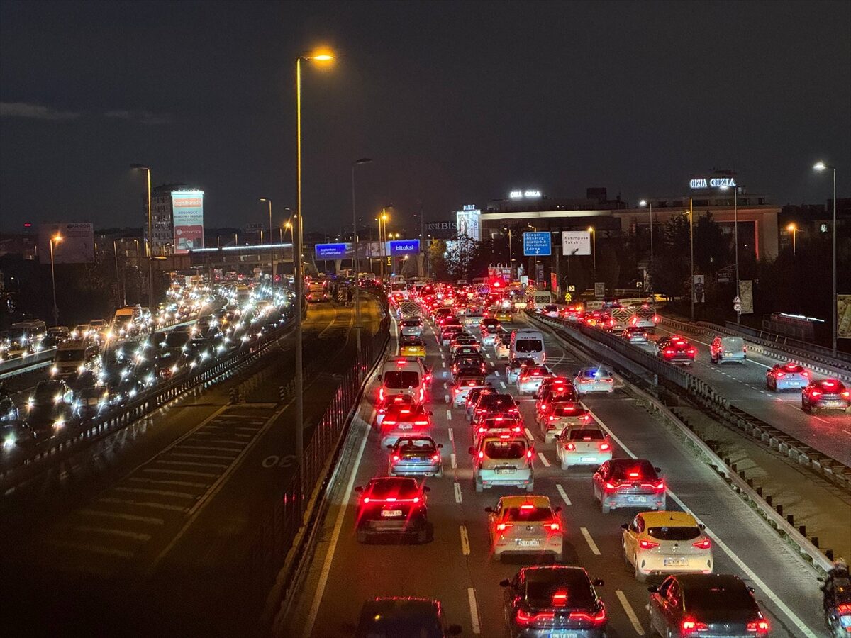 İSTANBUL (AA) – İstanbul'da, haftanın ikinci mesai günü bitiminde ana