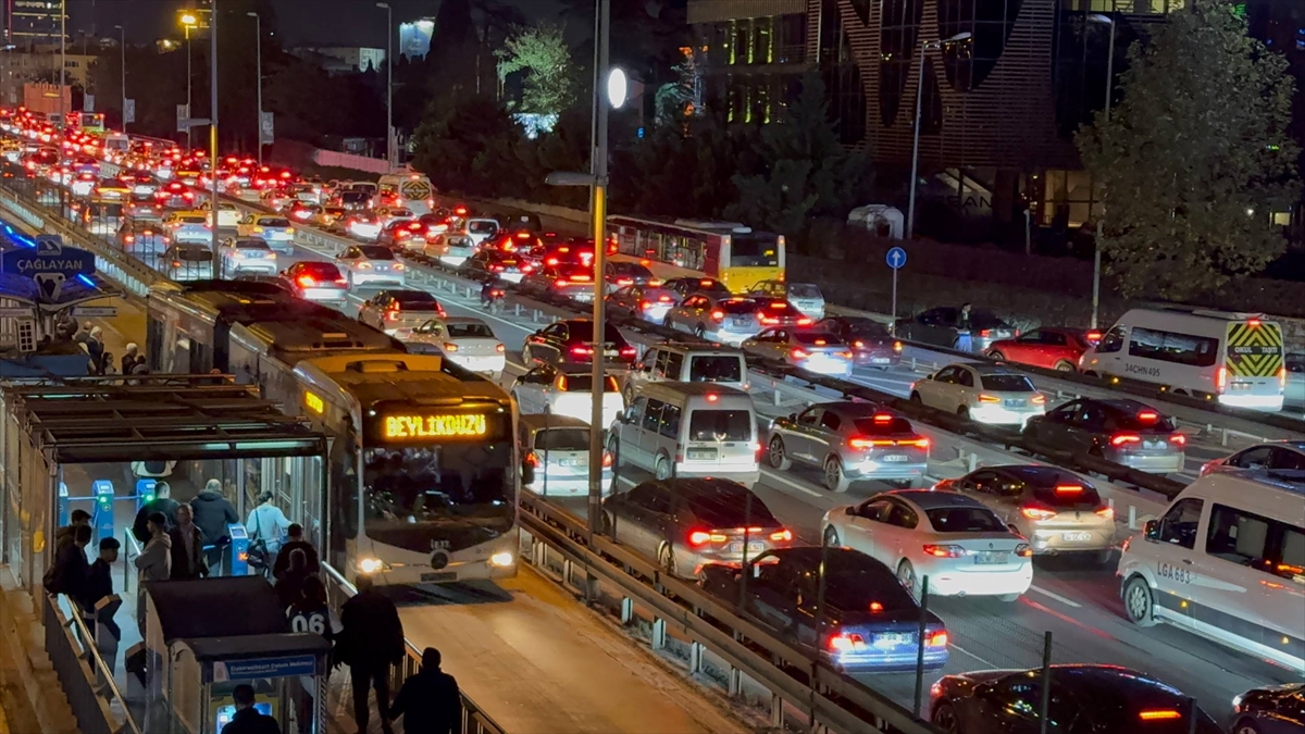 İSTANBUL (AA) – İstanbul'da, haftanın dördüncü iş günü akşam saatlerinde