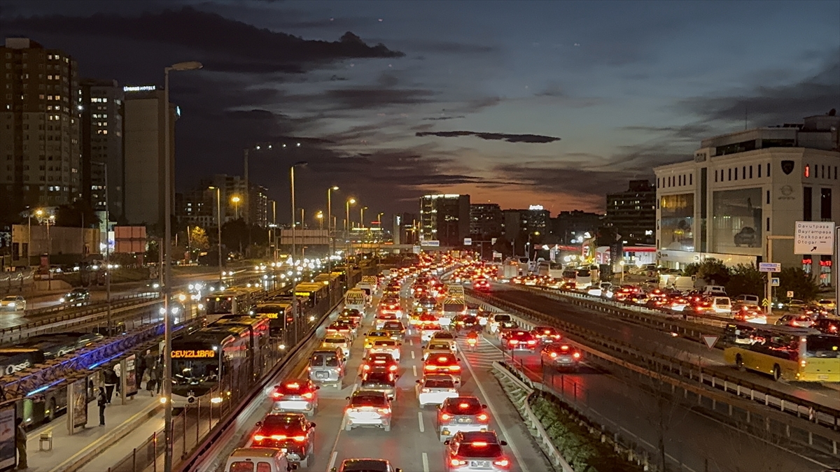 İSTANBUL (AA) – İstanbul'da, haftanın üçüncü iş günü akşam saatlerinde