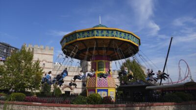 - Aileler millet bahçelerinde doğayla iç içe vakit geçirirken, çocuklar