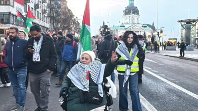 STOCKHOLM (AA) – İsveç'in başkenti Stockholm'de yüzlerce kişi, ateşkes anlaşmasını