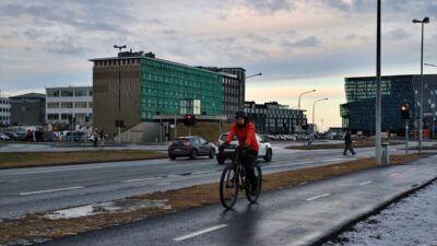 - Yatay mimariye sahip evleri ve renkli sokakları ile dikkati