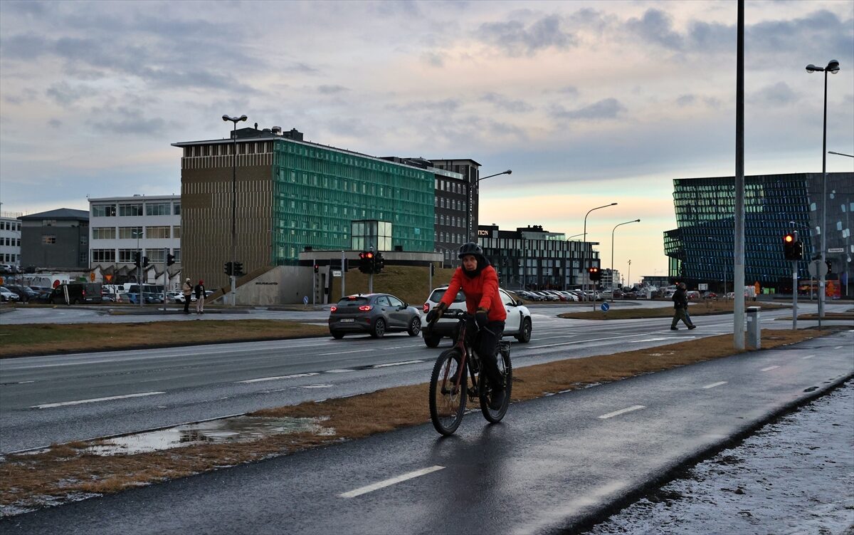- Yatay mimariye sahip evleri ve renkli sokakları ile dikkati