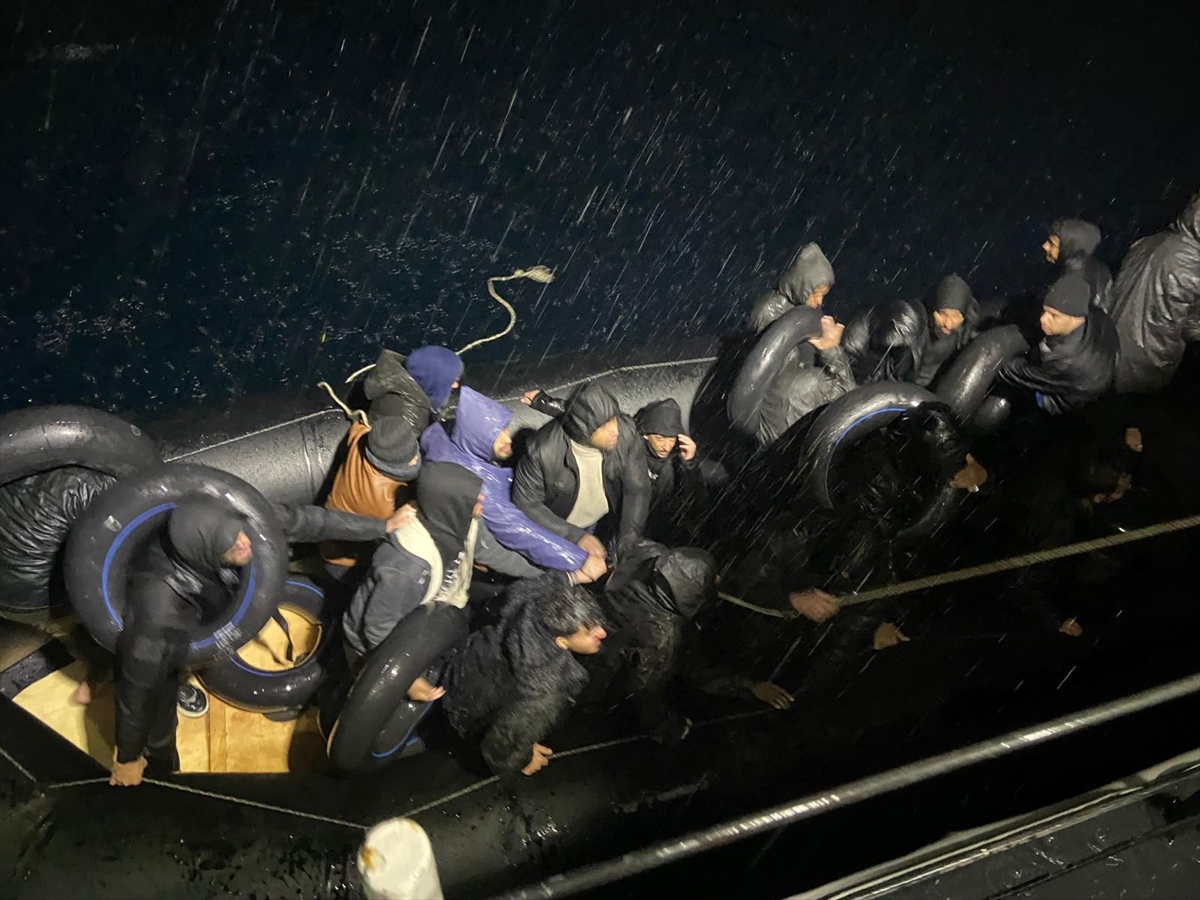 İZMİR (AA) – İzmir'in Karaburun ilçesi açıklarında 26 düzensiz göçmen