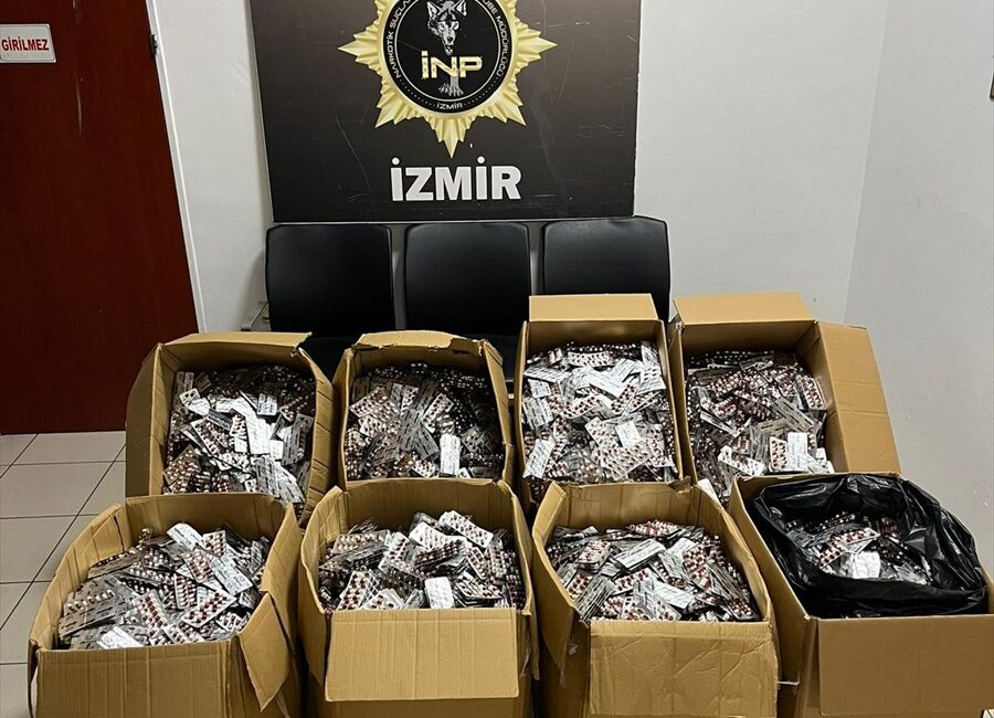 İZMİR (AA) – İzmir'de düzenlenen operasyonda 168 bin 448 uyuşturucu