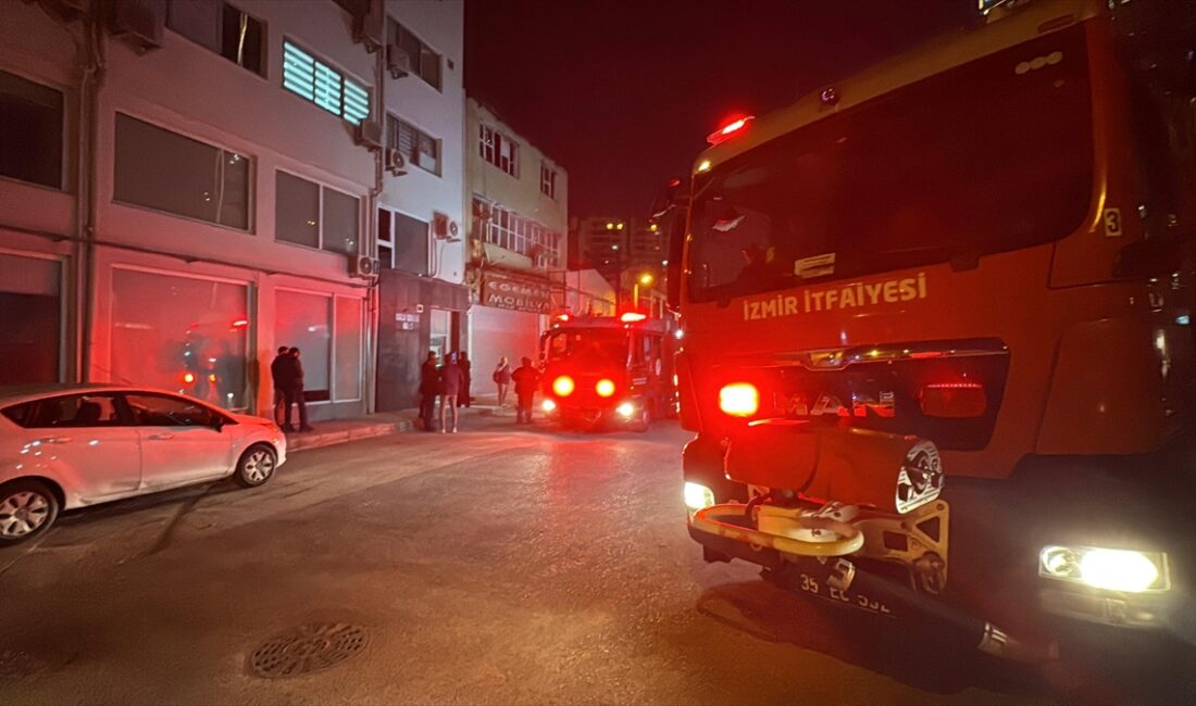 İZMİR (AA) – İzmir'in Bornova ilçesinde baskı atölyesinde çıkan yangın