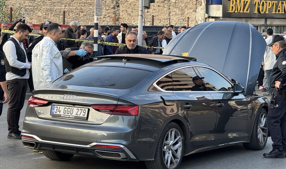 İZMİR (AA) – İzmir'in Konak ilçesinde seyir halindeki otomobile düzenlenen