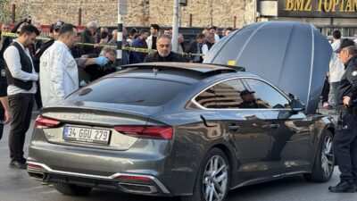 İZMİR (AA) – İzmir'in Konak ilçesinde seyir halindeki otomobile düzenlenen