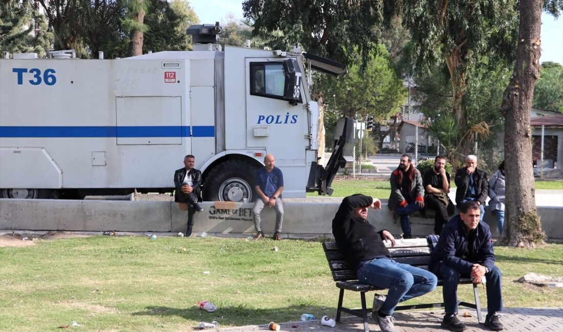 İZMİR (AA) – İzmir'in Karşıyaka ilçesinde, pazar esnafı Bostanlı pazar