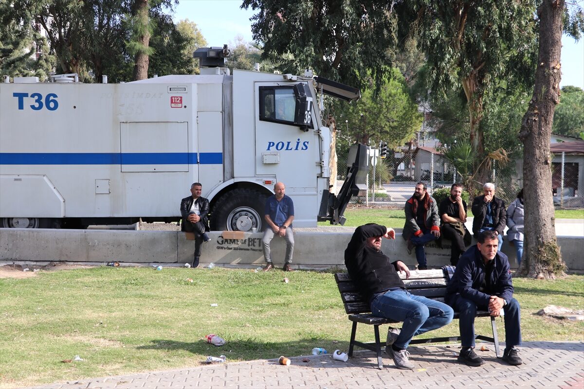 İZMİR (AA) – İzmir'in Karşıyaka ilçesinde, pazar esnafı Bostanlı pazar