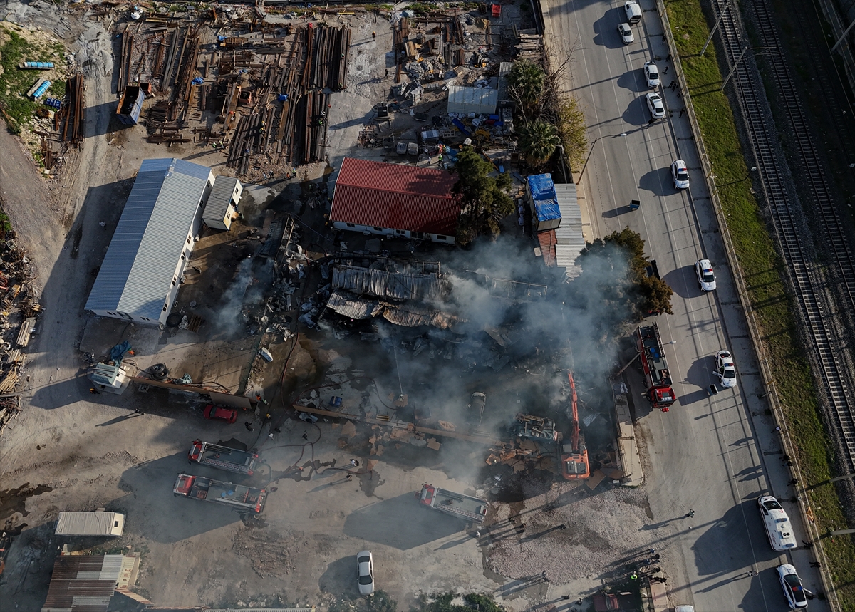 İZMİR (AA) – İzmir'in Bayraklı ilçesinde şantiyede çıkan yangında işçilerin