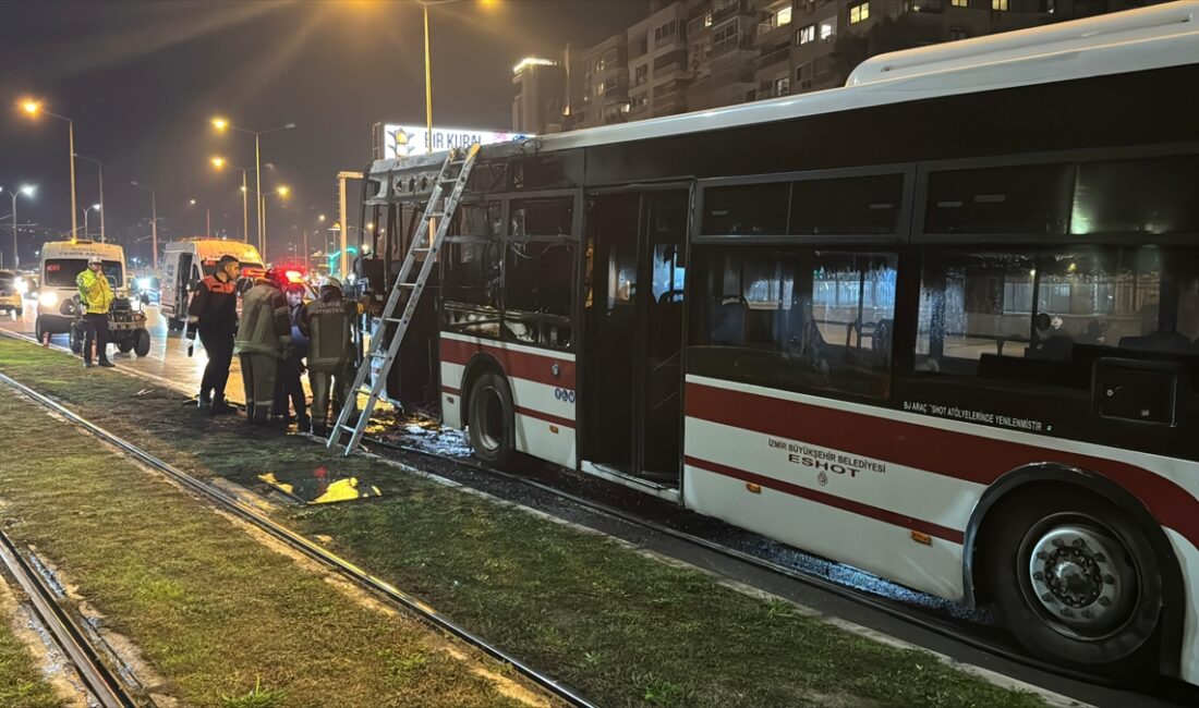 İZMİR (AA) – İzmir'in Konak ilçesinde, Büyükşehir Belediyesine ait otobüs