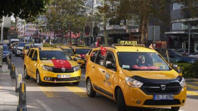 İZMİR (AA) – İzmir'de konvoy oluşturan bir grup taksi şoförü,