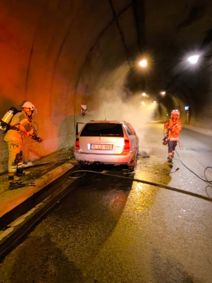 İZMİR (AA) – İzmir Konak Tüneli’nde aniden alev alan otomobil,