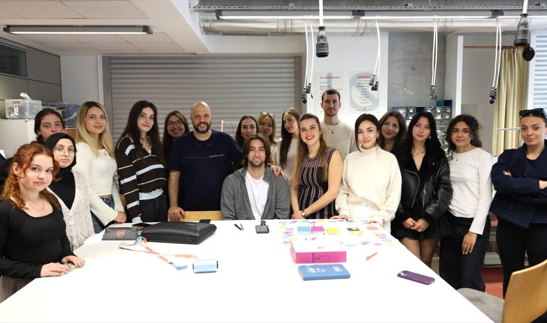 İZMİR (AA) – İzmir Ekonomi Üniversitesi (İEÜ) öğrencileri, kentin tarihi