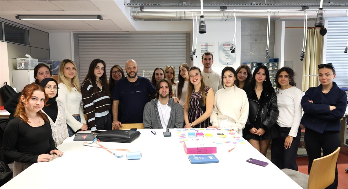 İZMİR (AA) – İzmir Ekonomi Üniversitesi (İEÜ) öğrencileri, kentin tarihi