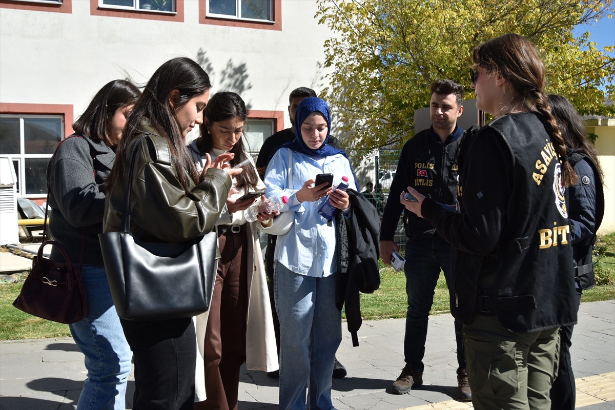 - Bitlis Emniyet Müdürlüğü ekipleri, cadde ve sokakları dolaşarak, şiddete