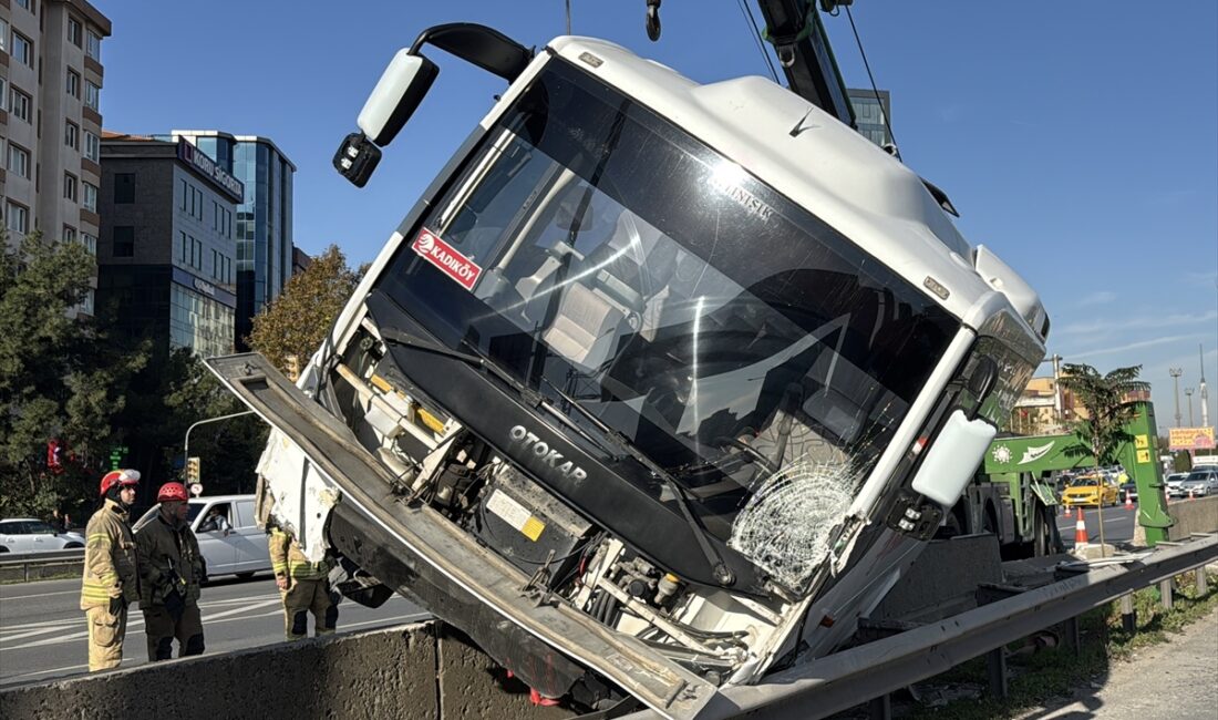 İSTANBUL (AA) – Kadıköy'de servis minibüsünün hafif ticari araçla çarpışmasının