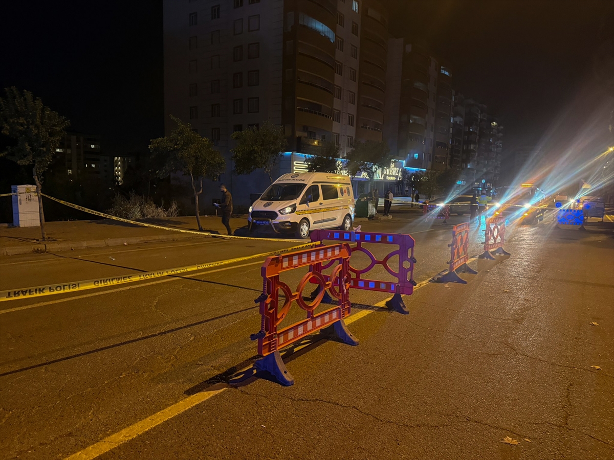 KAHRAMANMARAŞ (AA) – Kahramanmaraş'ın Onikişubat ilçesinde kamyonete çarpan motosikletteki 2