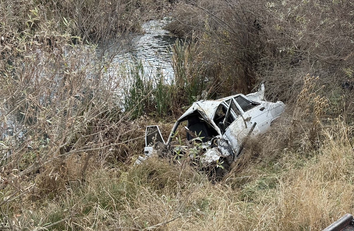 KAHRAMANMARAŞ (AA) – Kahramanmaraş'ın Göksun ilçesinde köprüden düşen otomobildeki anne