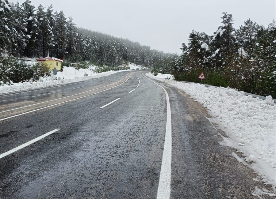 ORDU (AA) – Yoğun kar ve tipi sebebiyle kapanan Ordu-Sivas