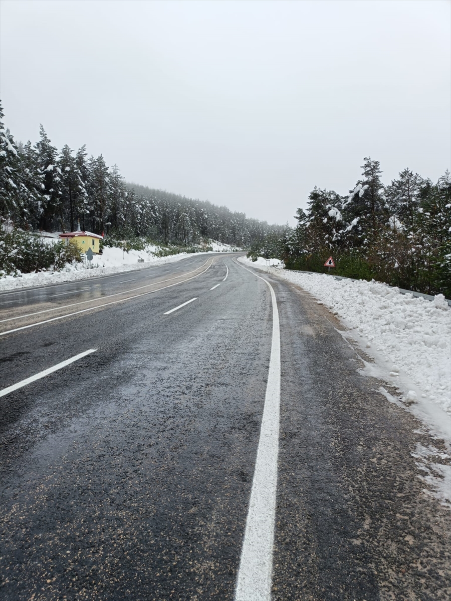 ORDU (AA) – Yoğun kar ve tipi sebebiyle kapanan Ordu-Sivas