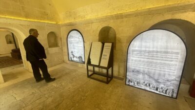 - Ermenistan işgali altındayken türbelerin, mezar taşlarının tahrip edildiği kompleks,