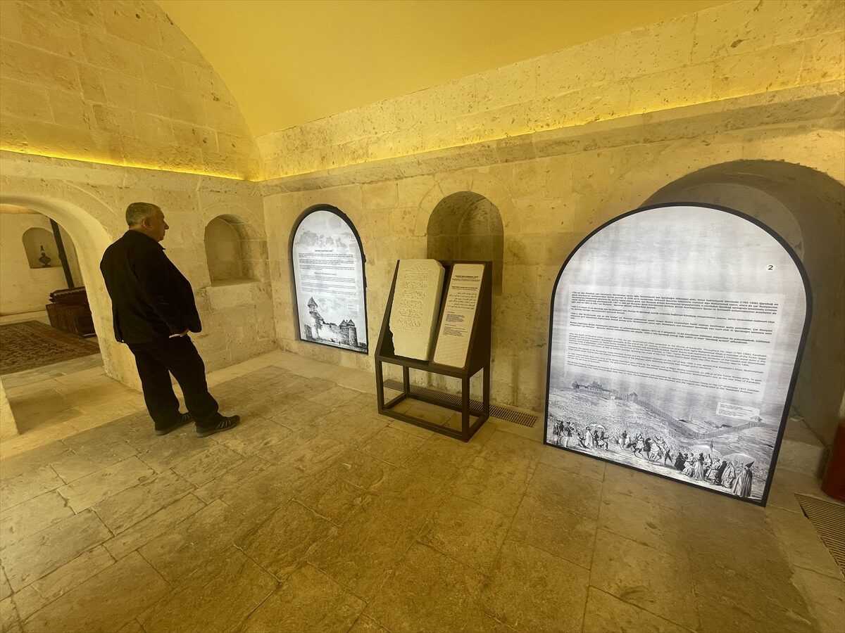 - Ermenistan işgali altındayken türbelerin, mezar taşlarının tahrip edildiği kompleks,