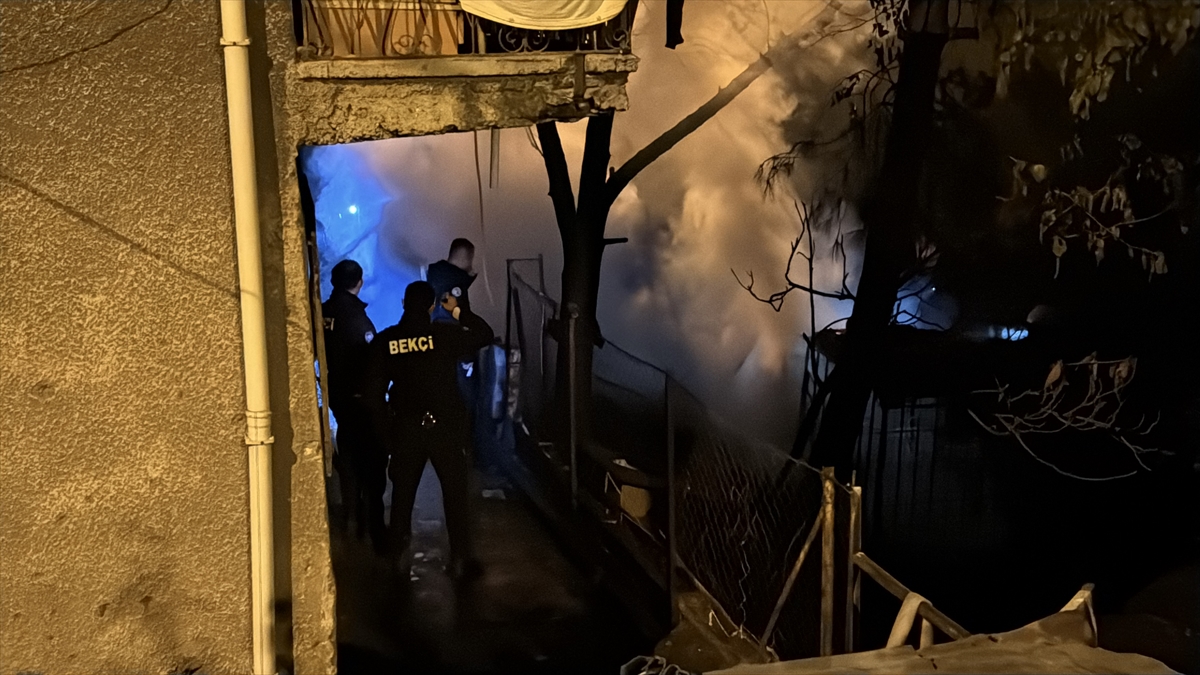 KARABÜK (AA) – Karabük'te bir evin bahçesinde çıkan yangına müdahale