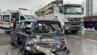 KARABÜK (AA) – Karabük'te beton pompasıyla çarpışan otomobildeki 1'i çocuk