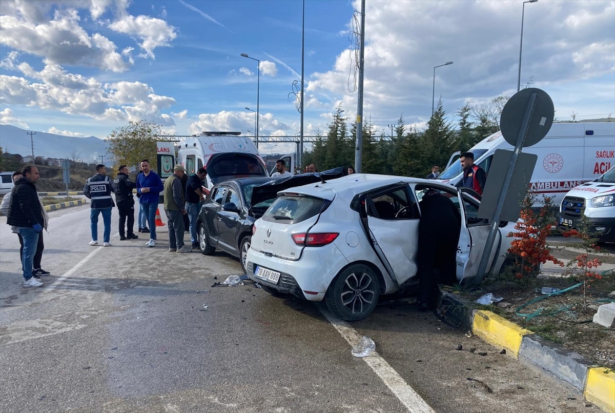 KARABÜK (AA) – Karabük'ün Eskipazar ilçesinde iki otomobilin çarpışması sonucu