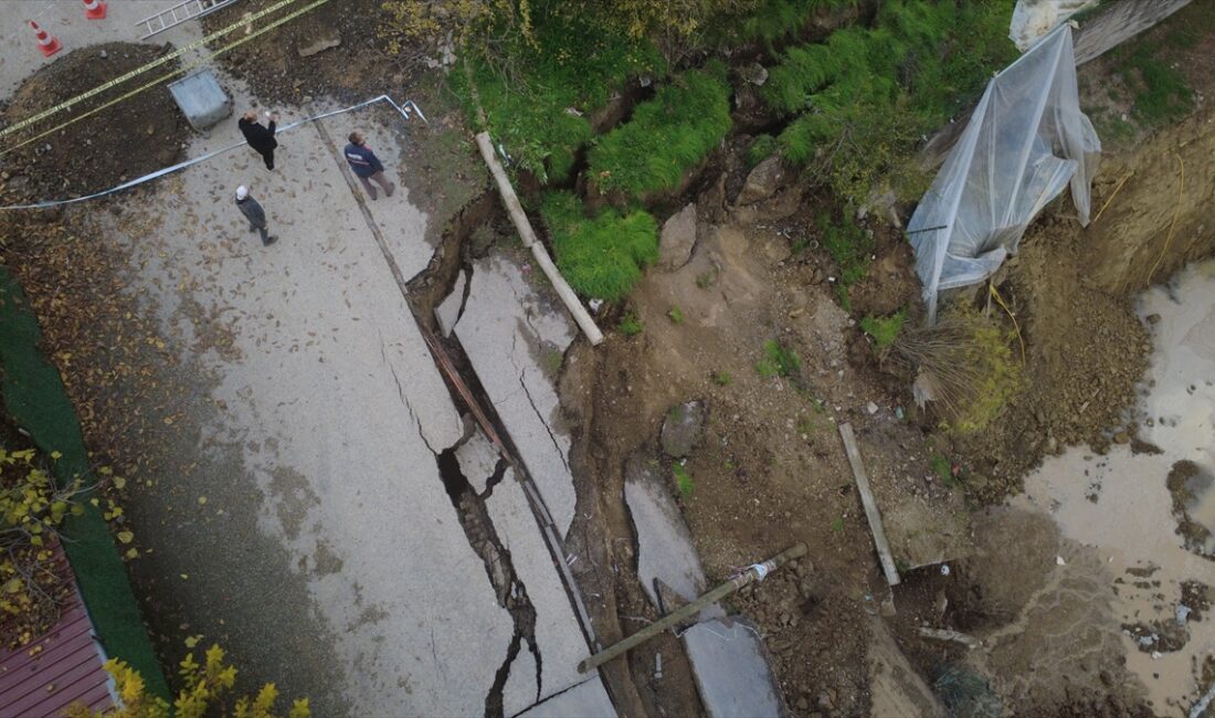 KARABÜK (AA) – Karabük'te okul inşaatının yanındaki yolun bir kısmında