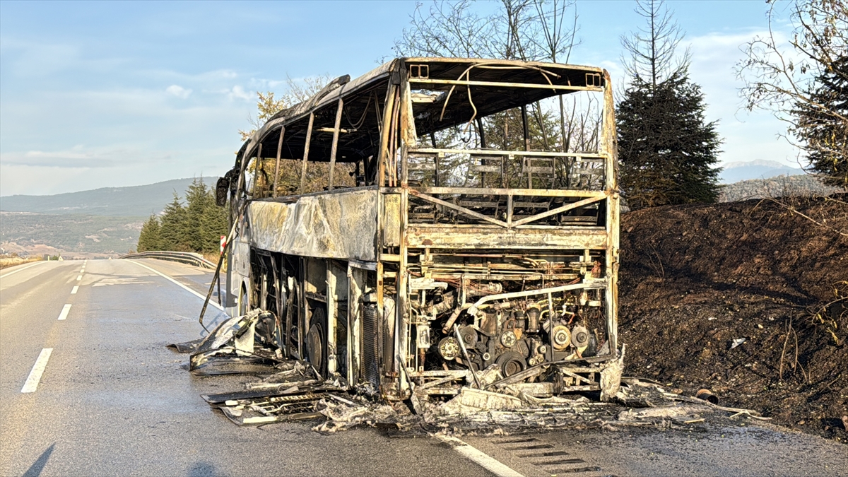 KARABÜK (AA) – Karabük'ün Eskipazar ilçesinde seyir halindeyken yanan otobüs
