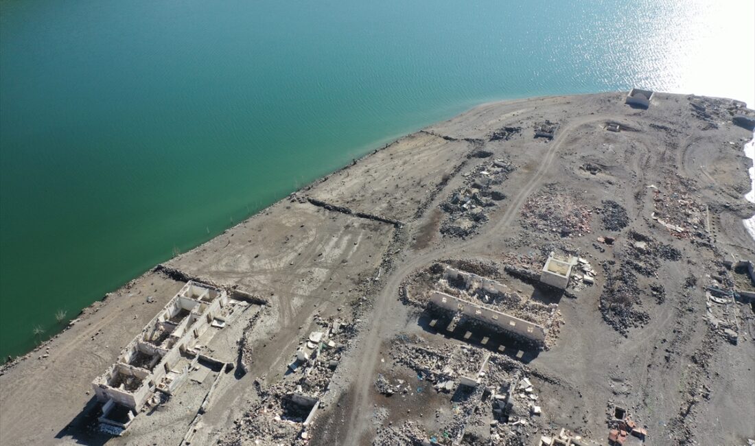 KARS (AA) – Kars'ın Sarıkamış ilçesindeki Karakurt HES Barajı'nda su