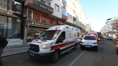 KARS (AA) – Kars'ta bir binanın girişinde çıkan yangında, dumandan